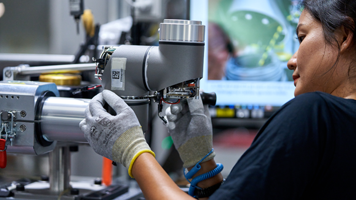 "Wij streven naar het niveau van perfectie dat hoort bij de Zwitserse horlogeproductie in al onze productieprocessen; van schroeven en componenten die onder een microscoop moeten worden bekeken tot de uiteindelijke uitvoering van onze cobotarm”, vertelt Kjærbo.