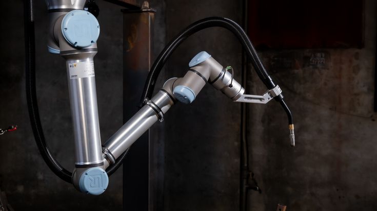 Universal Robots 協作型機械手臂輕巧靈活、適合應用在少量多樣化的製程。