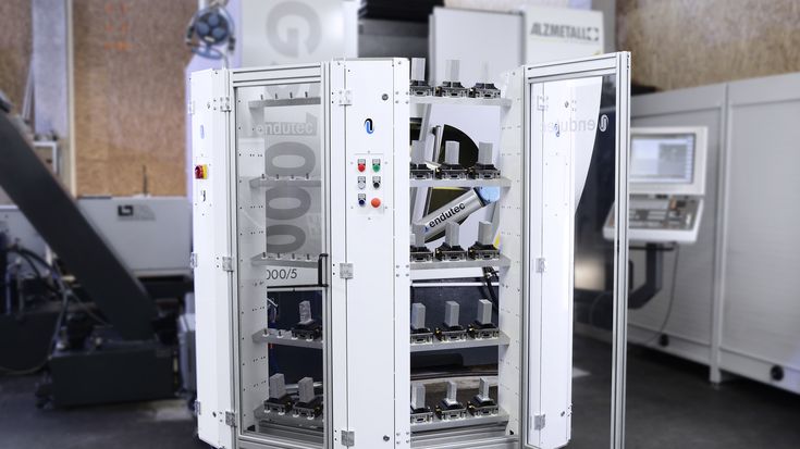 Endutec automatisierte den Bestückungsprozess einer CNC-Maschine.