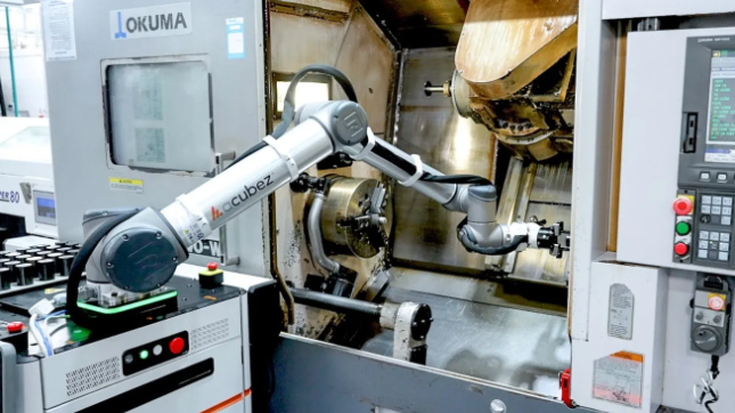 Cobots em ação em tarefa de alimentação de máquina