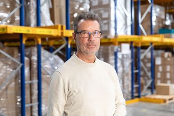 *Bei der Retoure senken wir die Prozesszeit um rund **80 %** – die Ware kommt viel schneller zurück ins System. Die Cobots können unterschiedliche Artikel in einem Behälter &nbsp;verarbeiten, was uns eine enorme Flexibilität gibt.  
Wir sind der Online-Spezialist und setzen auf Technologien, die uns skalierbarer machen*