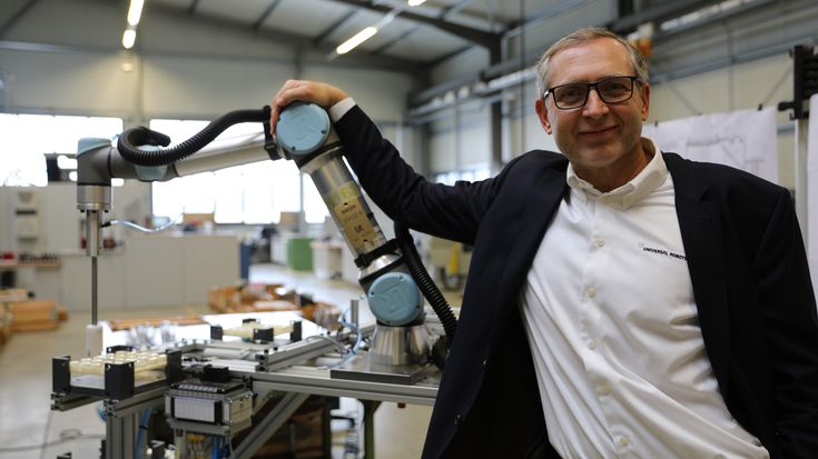 Vd Jörgen von Hollen levererade personligen den 50 000:e UR-coboten.