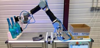 Un cobot Universal Robots en action pour une application de pick &amp; place de bouteilles en verre