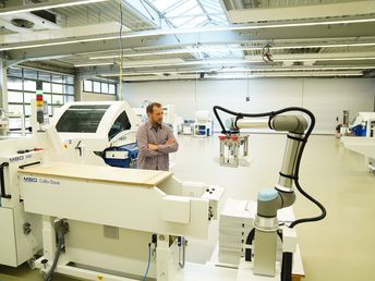 UR10e with Increased Payload Enables More Stacking and Palletizing Tasks