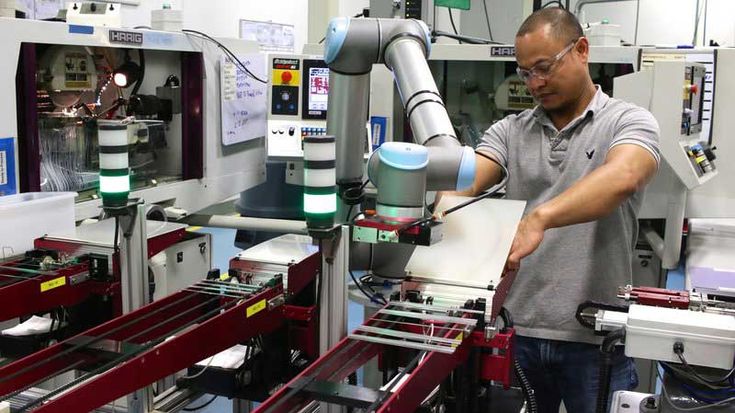 Les Cobots réalisent les applications de moulage par injection