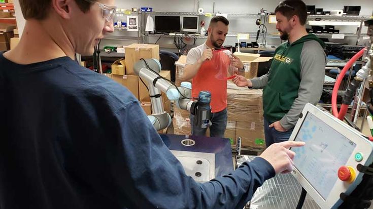 Teamet vid Gamber-Johnson styr en UR5-cobot, som används för att tillverka ansiktsskydd. Foto: Gamber-Johnson