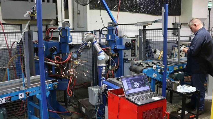 Ladda och lossa delar i motsträviga svetsmaskiner var inte ett eftertraktat jobb bland operatörerna på T&amp;W Stamping i Ohio. Företaget installerade en UR10 i produktionscellen, vilket frigjorde personal för mer komplexa uppgifter och resulterade i en 40-procentig effektivitetsökning.