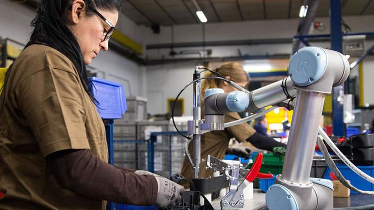 De toevoeging van cobots aan een productielijn heeft al veel UR-klanten geholpen in te spelen op arbeidskrachttekorten door medewerkers beter over het bedrijf te verspreiden en ze te laten samenwerken met cobots. Dat zie je ook terug bij SHAD in Spanje, waar cobots samenwerken met operators voor de montage van motoronderdelen.