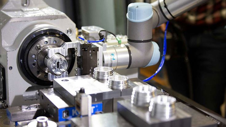 Perchè l'asservimento macchine è un attività ideale per i cobot