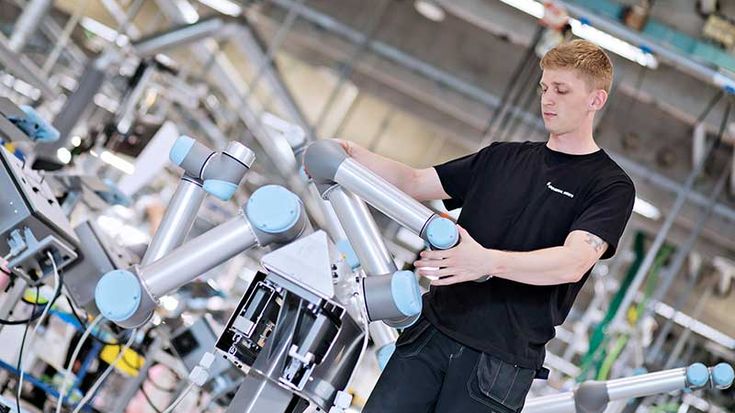 Ingenjörer på Universal Robots har fått med sig robotar hem för att kunna fortsätta jobba med forskning och utveckling på distans.