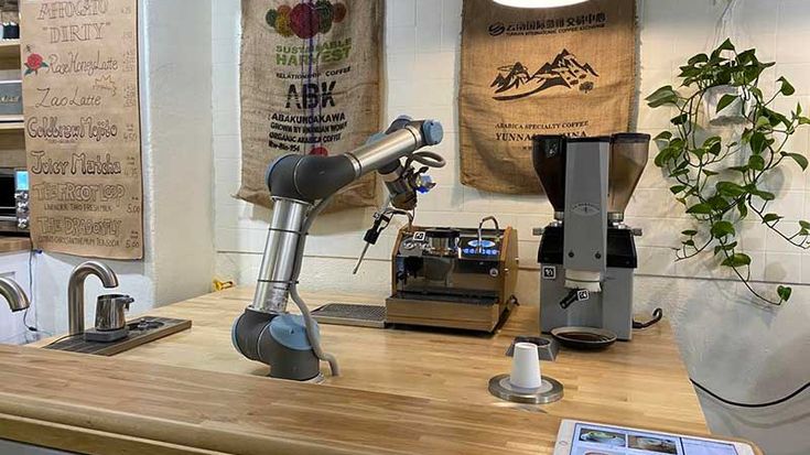 Jarvis zet koffie met de La Marzocco GS3-espressomachine en een Swift-koffiemolen bij In J Coffee in Portland, VS. (Bron: In J Coffee via Daily Coffee News)