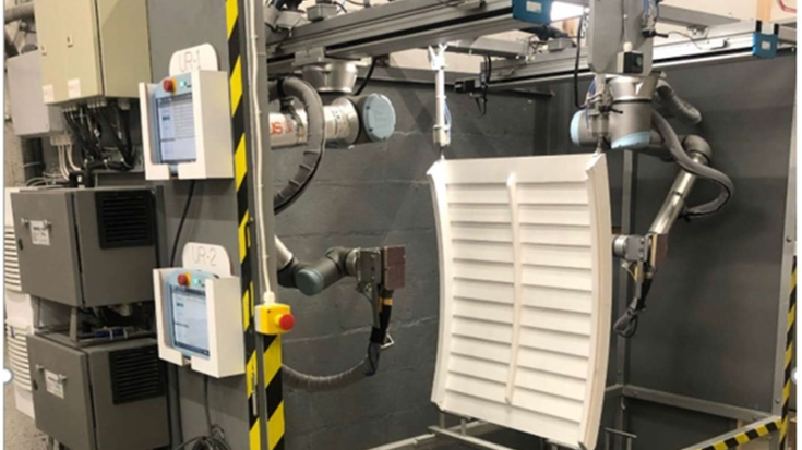 AFK Gardens heeft twee UR10e cobots ingezet om tuinmeubels af te schuren. De cobots zijn uitgerust met de Mirka® AIROS, een licht opzetstuk om te schuren, en een cobotarm. Die zorgt ervoor dat de gebruiker de cobot meteen kan programmeren via het instructiepaneel van de cobot. Om het bereik van de UR10e cobots uit te breiden, voegde AFK Gardens de 7th axis slide kit van Ewellix eraan toe, die gemakkelijk geïntegreerd werd met de UR cobot door een URCap. “Voor we de robots installeerden, hadden we nog nooit een product gezien dat overal evenveel afschuurde”, zegt Martyn Mitchell, fabrieksmanager bij AFK Gardens. “Nu wordt elk meubelstuk identiek hetzelfde afgeschuurd, waardoor de kwaliteit van onze producten exponentieel is gestegen."