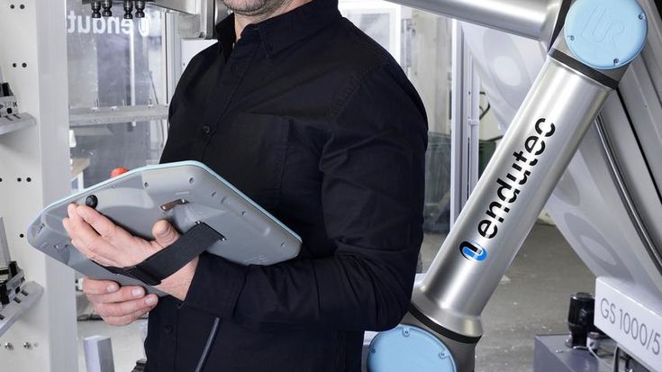 "Ungefär hälften av de anställda skriver nu CNC-programmen hemifrån. Det gör det möjligt för oss att upprätthålla distans i produktionen”, säger vd Andreas Flieher på Endutec.