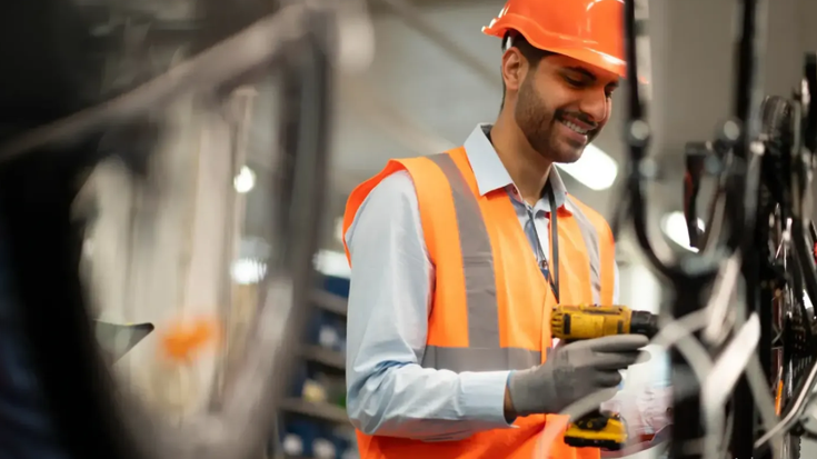 Técnico realizando mantenimiento industrial con robot automatizado en un entorno fabril moderno y tecnológico