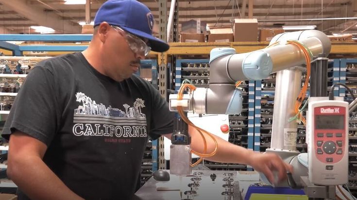 Como escolher entre robôs colaborativos e robôs industriais tradicionais?