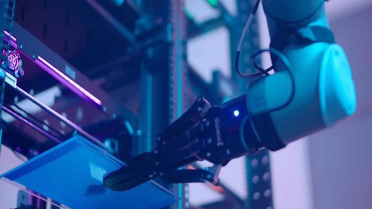 Moldes de inyección de plástico por cobots | Universal Robots