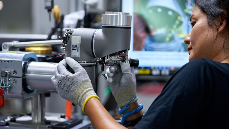 ”Från skruvar och komponenter som måste granskas i mikroskop till den slutliga ytbehandlingen av cobotarmen – vi strävar efter att uppnå den perfektionsnivå som associeras med schweizisk klocktillverkning i alla våra produktionsprocesser”, säger Martin Kjærbo.