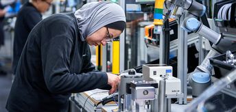 Därefter monterar operatören plastringen, flänsen och axeln manuellt och aktiverar roboten igen.