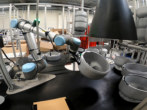 The cobot presents the shell to the camera which checks the conformity of the shell 