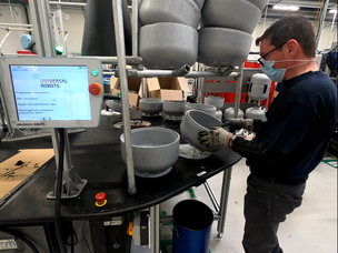 The operator places a shell on the appropriate base, before starting the operation