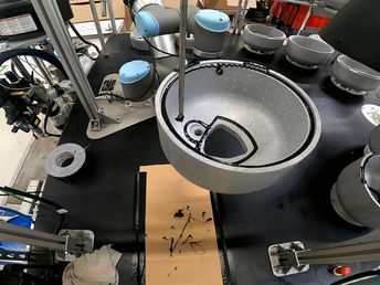 Le cobot applique la bonne quantité de colle en fonction de la référence et de l'épaisseur de la coque