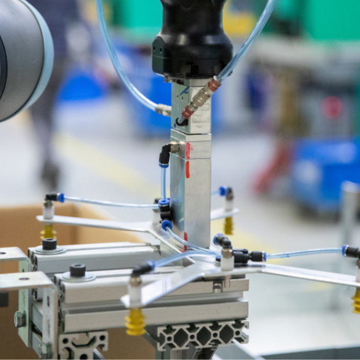 VEMA erarbeitet sich selbst Know-how, wie sich Cobots in die Fertigung integrieren lassen. Dieses Wissen entwickelte sich zu einer neuen Kernkompetenz des Kunststoffverarbeiters.
 