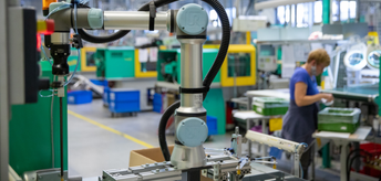 Mittlerweile arbeiten vier UR5e-Roboter Seite an Seite mit den 80 VEMA-Beschäftigten: Bruno beschickt eine lichttechnische Messanlage, während Elfriede und Günter Pick-and-Place-Aufgaben erledigen. Cobot Jürgen, der jüngste Neuzugang, übernimmt Aufgaben in der Verpackung.