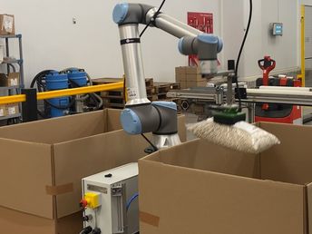 Les sacs sont disposés dans un box palette par aspiration pneumatique avec un préhenseur à vide