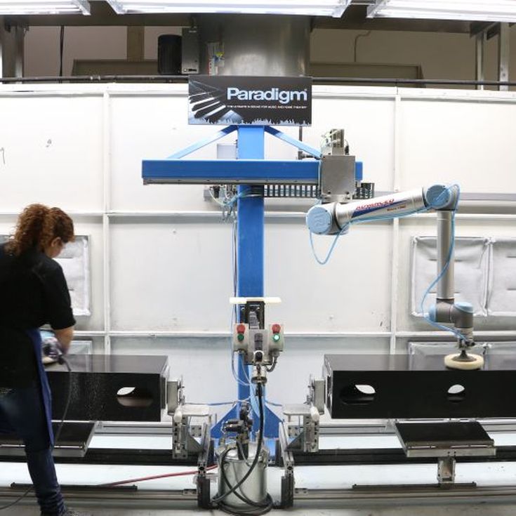 Team-Work mal anders: Fachkräfte und Cobots arbeiten Seite an Seite.
