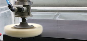 Unermüdlich und gleichmäßig: Der Cobot übernimmt diese monotone Aufgabe zu gerne.