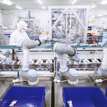 A linha de empacotamento interno da NIPPON com 4 cobots UR5 permite operação contínua mesmo quando os operários têm pausas. 