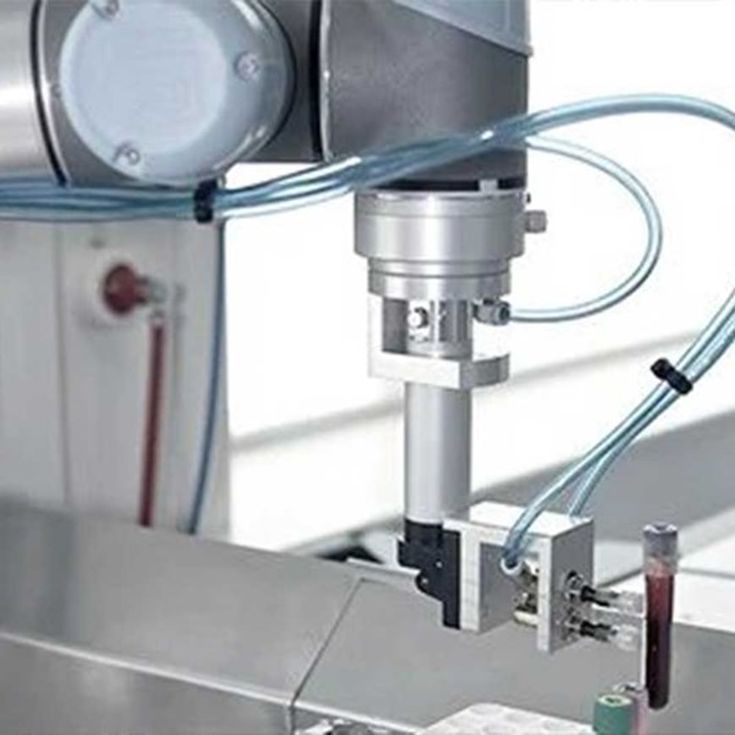 Robô colaborativo UR5 lidando com amostras de sangue no Hospital Gentofte