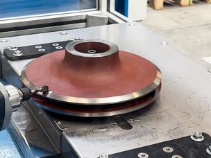 O cobot remove a quantidade especificada de material no local desejado.