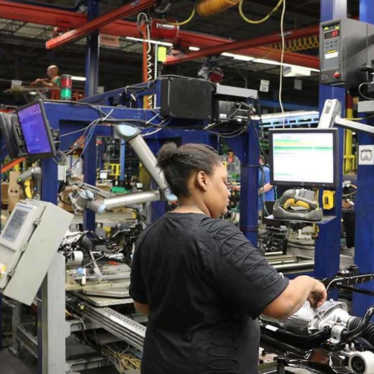 Na Comprehensive Logisticis em Ohio, EUA, os robôs colaborativos da Universal Robots modelo UR10 trabalham lado a lado com humanos sem a necessidade de células de segurança.