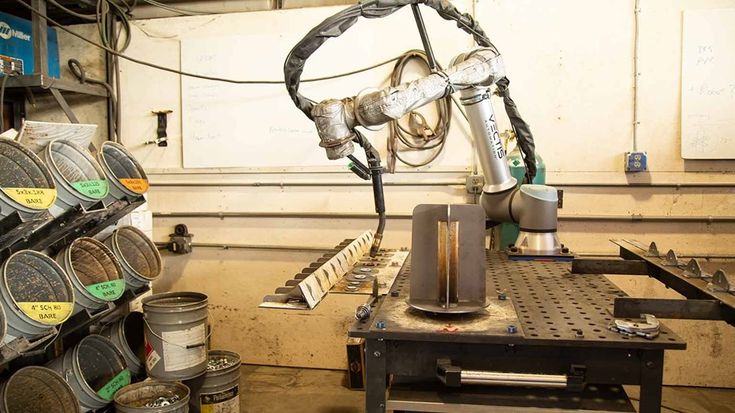 A fabricante de painéis solares MT Solar usa um cobot UR10 para tarefas de solda.