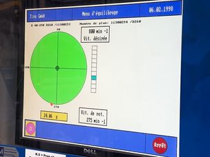 A quantidade de material a ser removida e a localização do desequilíbrio são exibidas na tela da máquina de balanceamento.