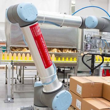 L'Oréal - een van 's werelds grootste cosmeticabedrijven - kampte met problemen in zijn Indiase fabriek in Pune, omdat de handelingen aan het einde van de lijn handmatig werden uitgevoerd, wat een ernstig ergonomisch risico voor de werknemers vormde. Na het inzetten van de UR10 cobots voor het palletiseren, zag L'Oréal een verbetering van 5% in Overall Equipment Effectiveness (OEE) dankzij de tijd die werd bespaard bij het vervangen van pallets.