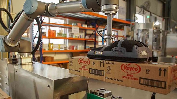 Cobot UR10 em operação de paletização na Clearpack.