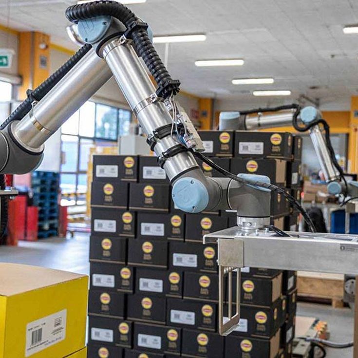 Um cobot UR10 da Universal Robots paletiza aproximadamente 1100 caixas a cada turno de oito horas na unidade da Unilever em Katowice, Polônia.