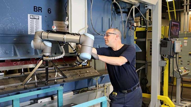 Omdat er in de buurt van hun buigbank geen ruimte was voor veiligheidskooien, besliste de Canadese producent van reksystemen Etalex een UR10-robot in te zetten om stukken uit de buigbank veilig op te pikken en te stapelen.