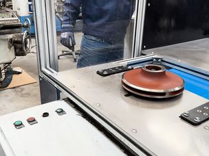 A máquina de balanceamento calcula a quantidade de material a ser removida, bem como a localização do desequilíbrio.