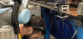 Através do aplicativo mobile da Hirebotics, os usuários podem rastrear o desempenho dos cobots em tempo real.