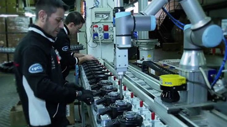 RUPES zet op zijn productielijn UR-robots in die de inspannende en repeterende taken overnemen, zodat de medewerkers uitdagender werk kunnen doen. Het personeel merkte hoe makkelijk en snel de robots te installeren en te programmeren zijn, en dat ze meteen impact hebben: dezelfde kwaliteit, hogere productiviteit.