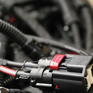 Verificar se os plugs estão bem instalados no sistema de troca de marchas é fundamental para as operações da Comprehensive Logistics.