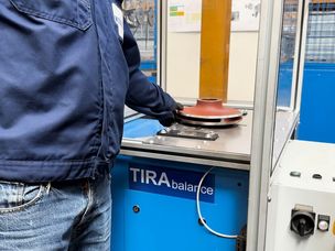 O operador reposiciona a roda antes de configurar o cobot