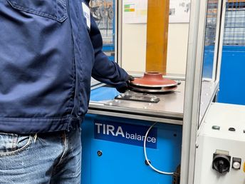 O operador reposiciona a roda antes de configurar o cobot
