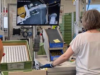 Durch Drücken der Lichttaste wird angezeigt, ob das Produkt in Ordnung oder defekt ist 