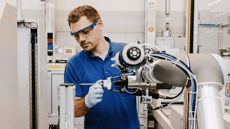 Selbst neben den beengten Handarbeitsplätzen fügen sich die Cobots reibungslos ein. 