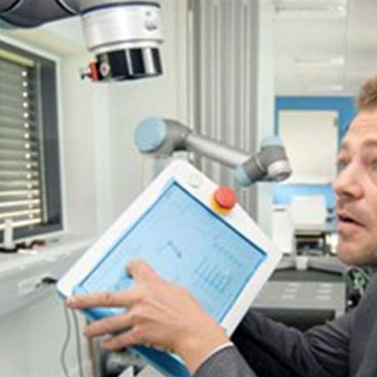Esbern Ostergaard e o robô colaborativo da Universal Robots.