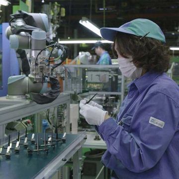 Instalar um cobot da Universal Robots aumentou consideravelmente a produtividade na Alpha Corporation, com aumento de 20% na produção de moldes para chaves automotivas.